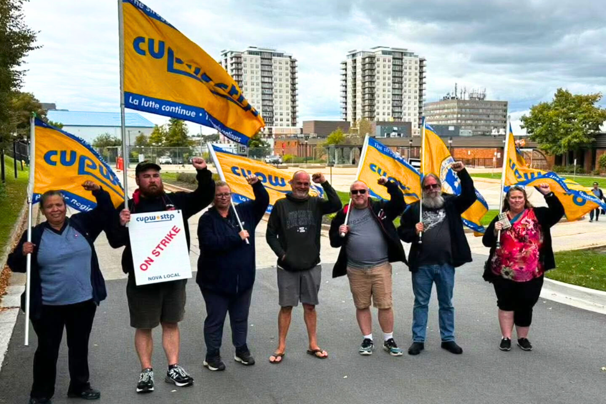 Postal workers are striking to save public services (again)